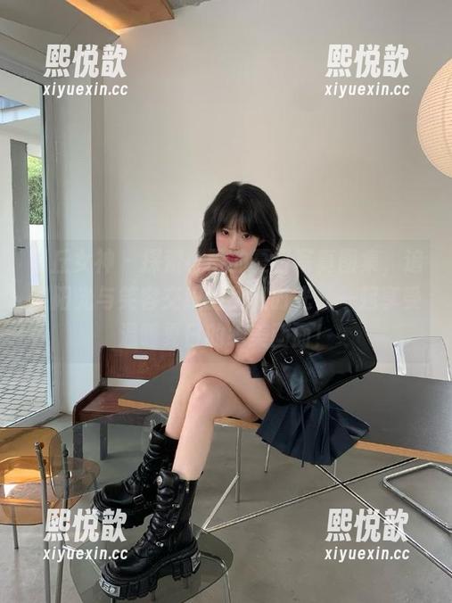 青丘女神-小雷 青丘女神 - 探索小雷的夏日写真图集,追寻阳光与笑容交织的甜蜜时光,一起享受温暖夏日的绝美画面!