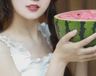 青豆客 – 免费独家分享杨上萱兔女郎的写真资源，领略她的风采与气质！