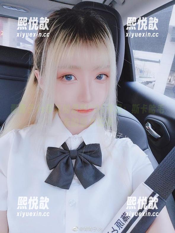 青青子Js带来的最新COS作品：斯卡哈毛衣的魅力无限